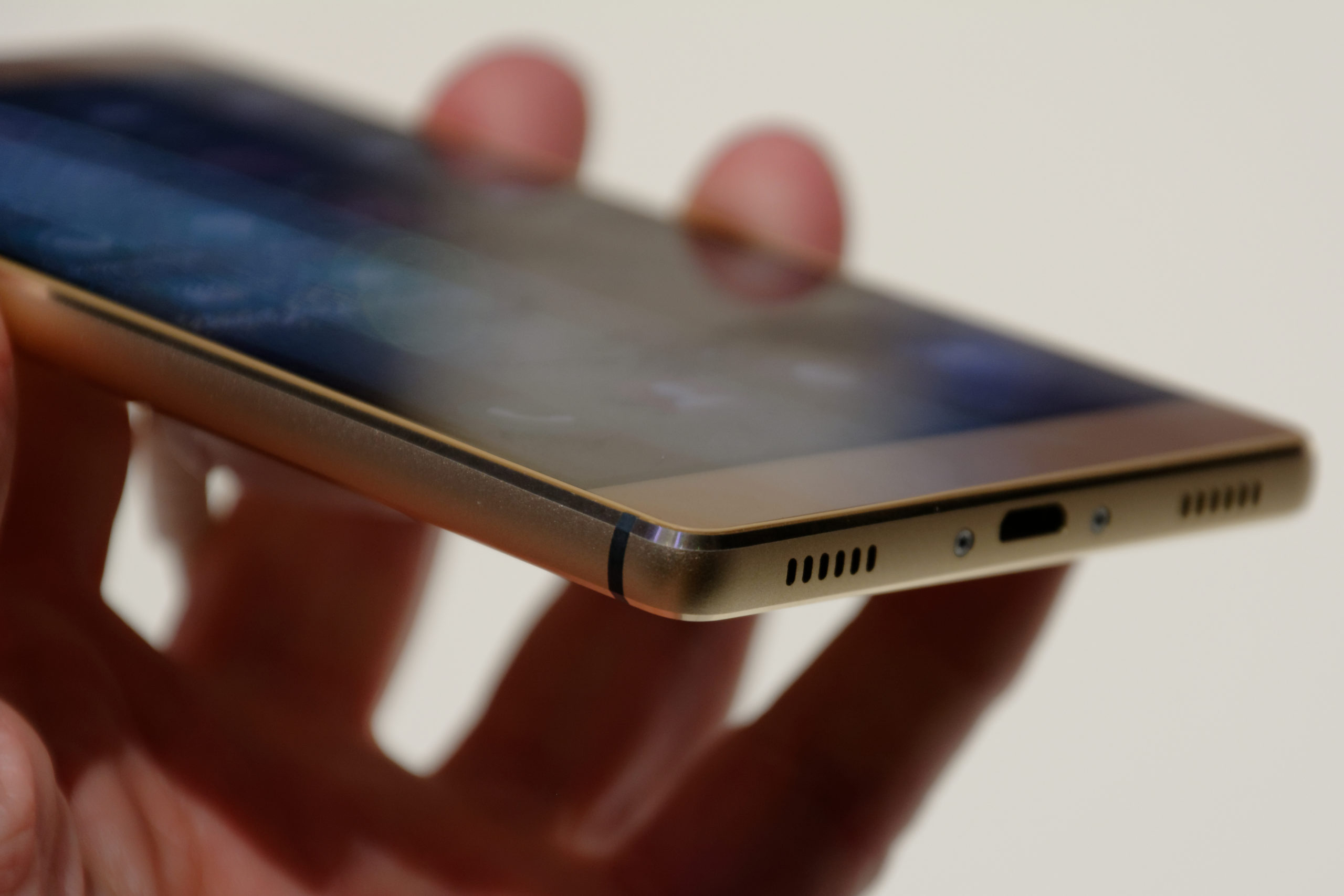 Huawei Ascend P8 review - edge view
