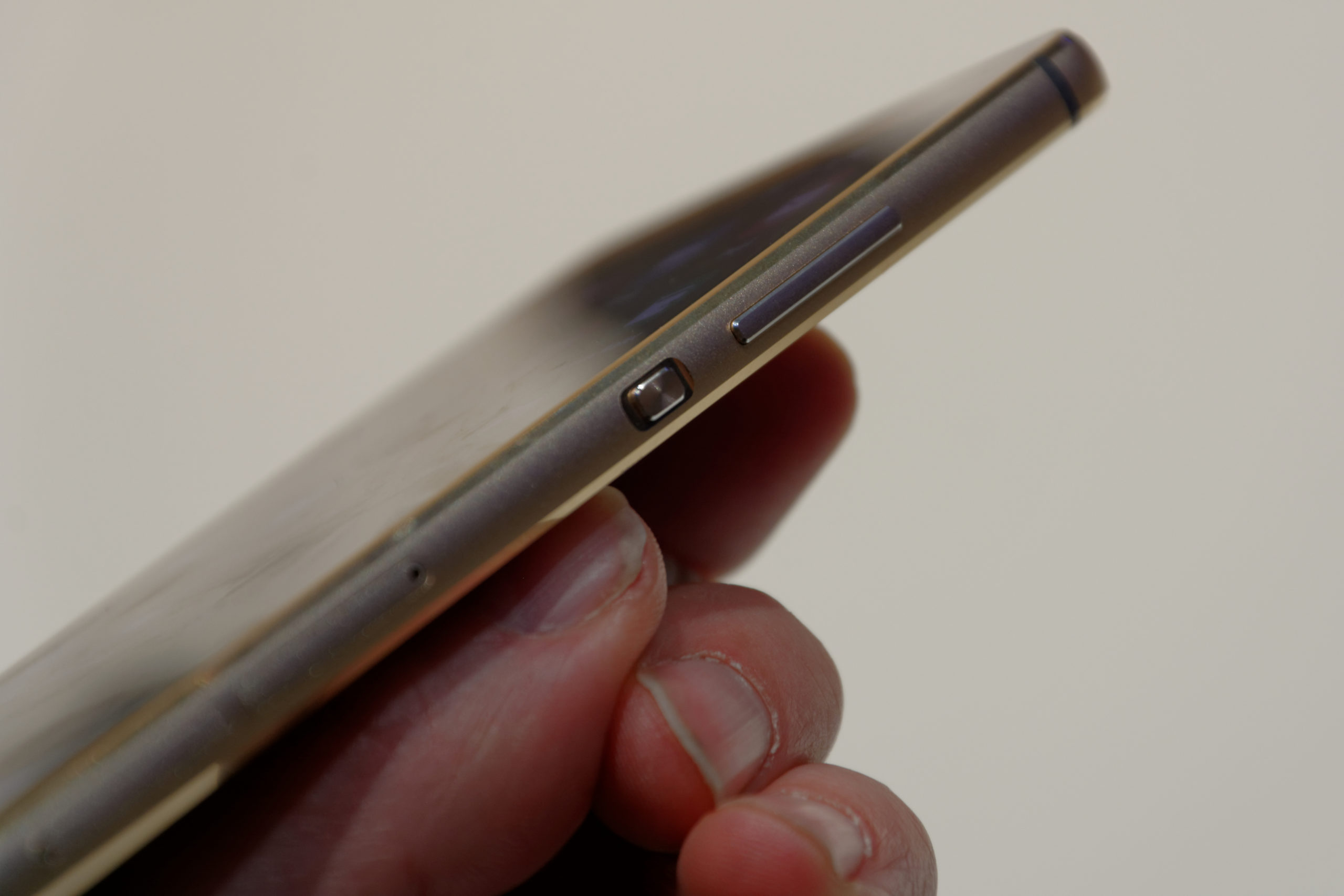 Huawei Ascend P8 review - edge view with power button