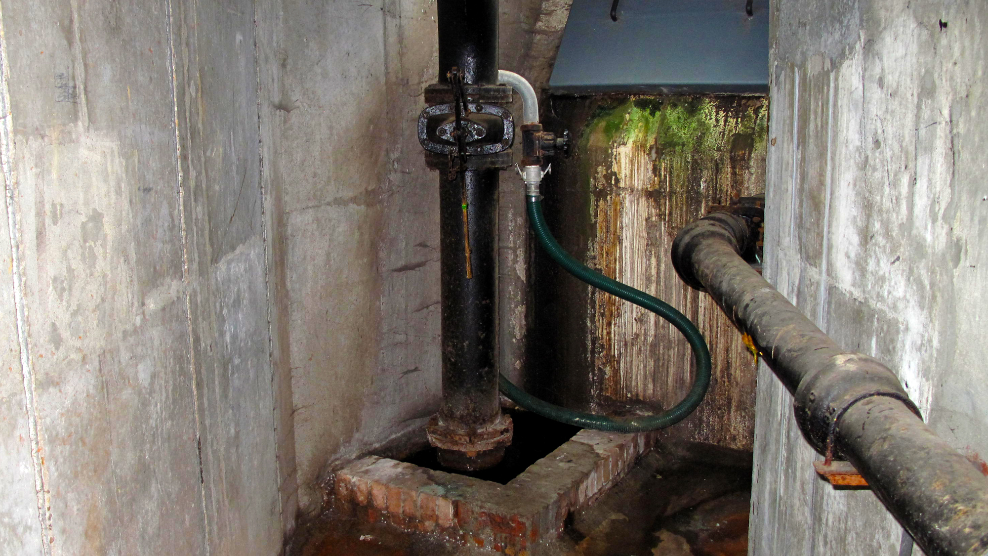 barbican-corridors-and-pipes-2