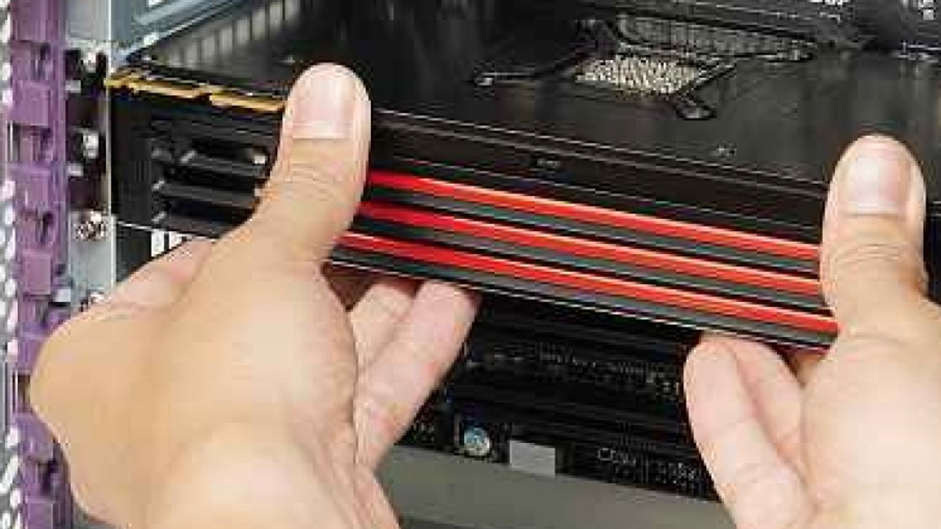 fit-graphics-card-into-slot