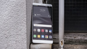 Huawei Mate 8 review: Front, at an angle