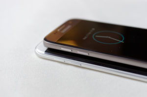 Samsung Galaxy S7 (top) vs Samsung Galaxy S7 Edge