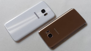 Samsung Galaxy S7 (left) vs Samsung Galaxy S7 Edge