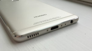 Huawei P9 bottom edge
