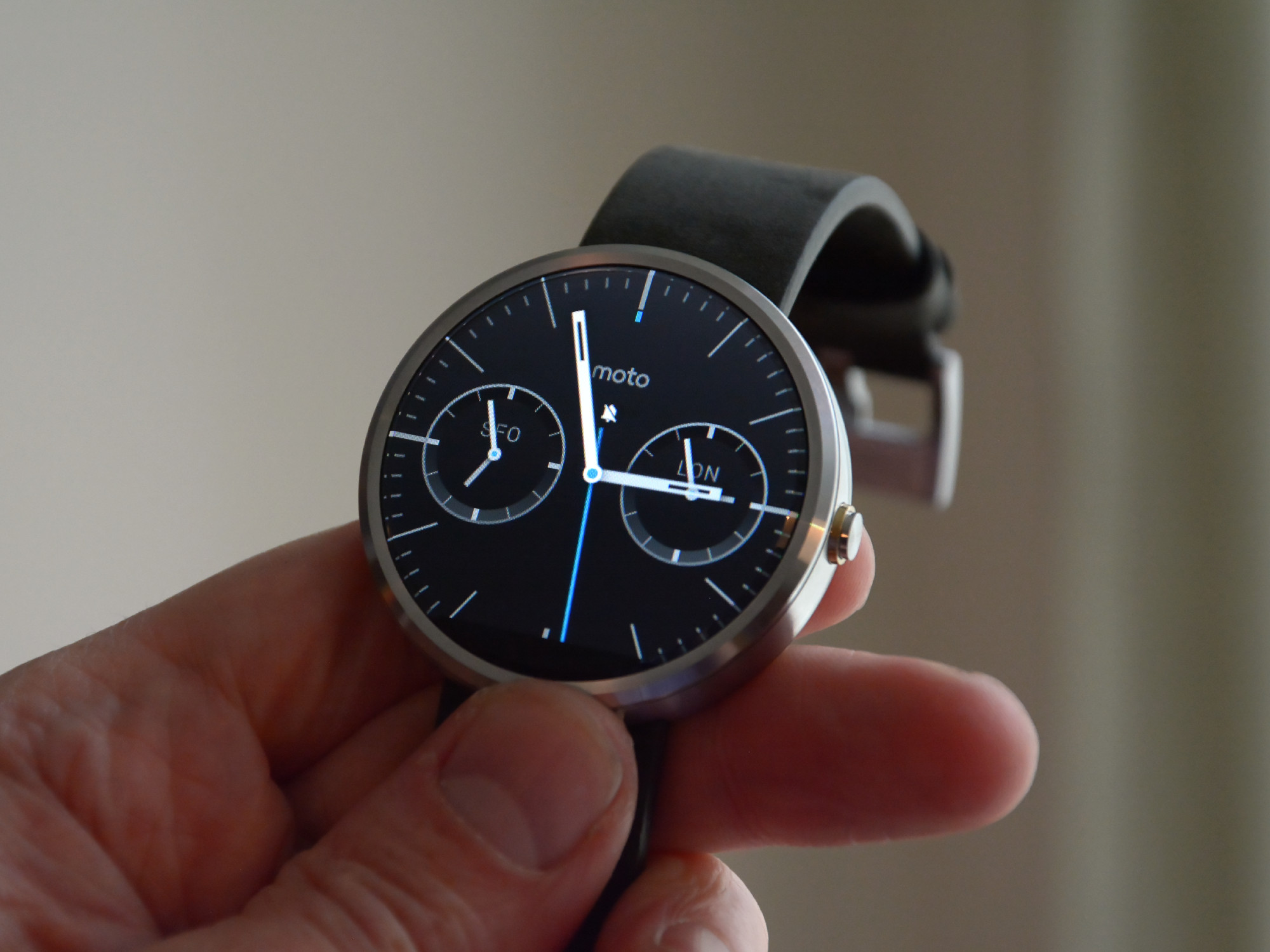 vokal ekskrementer pianist Motorola Moto 360 review: 1st gen smartwatch is now cheaper than ever