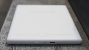 Amazon Kindle 2016 bottom edge