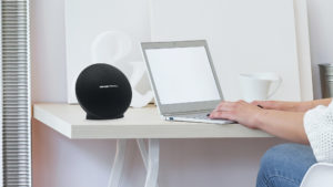 harman_kardon_onyx_mini-76377237-girl_lifestyle_image