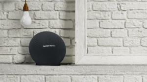 harman_kardon_onyx_mini-76377237-picture_frame_lifestyle_image