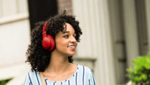 jbl_e55_lifestyle_image