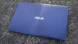 Asus ZenBook 3 in Royal Blue trim