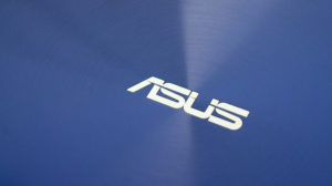 Asus ZenBook 3: The Asus logo on the lid