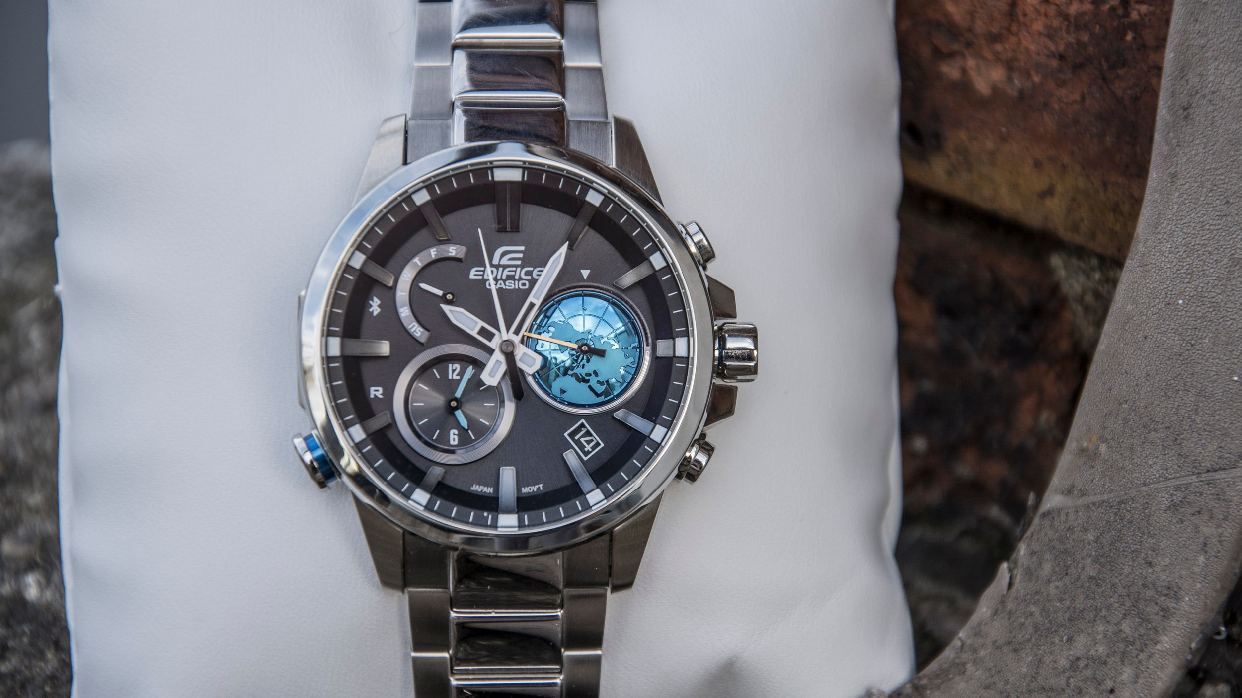 EQB-600 review: The smart-ish watch might have answer to the wearables conundrum