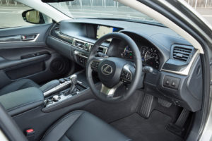 2016-gs-300h-interior-3