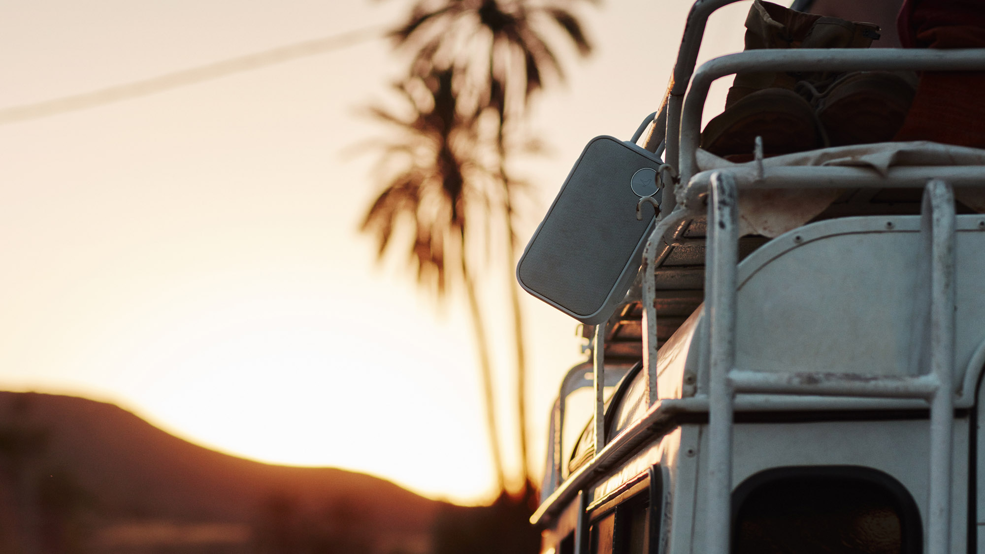 one_click_cloudy_grey_jeep_hr