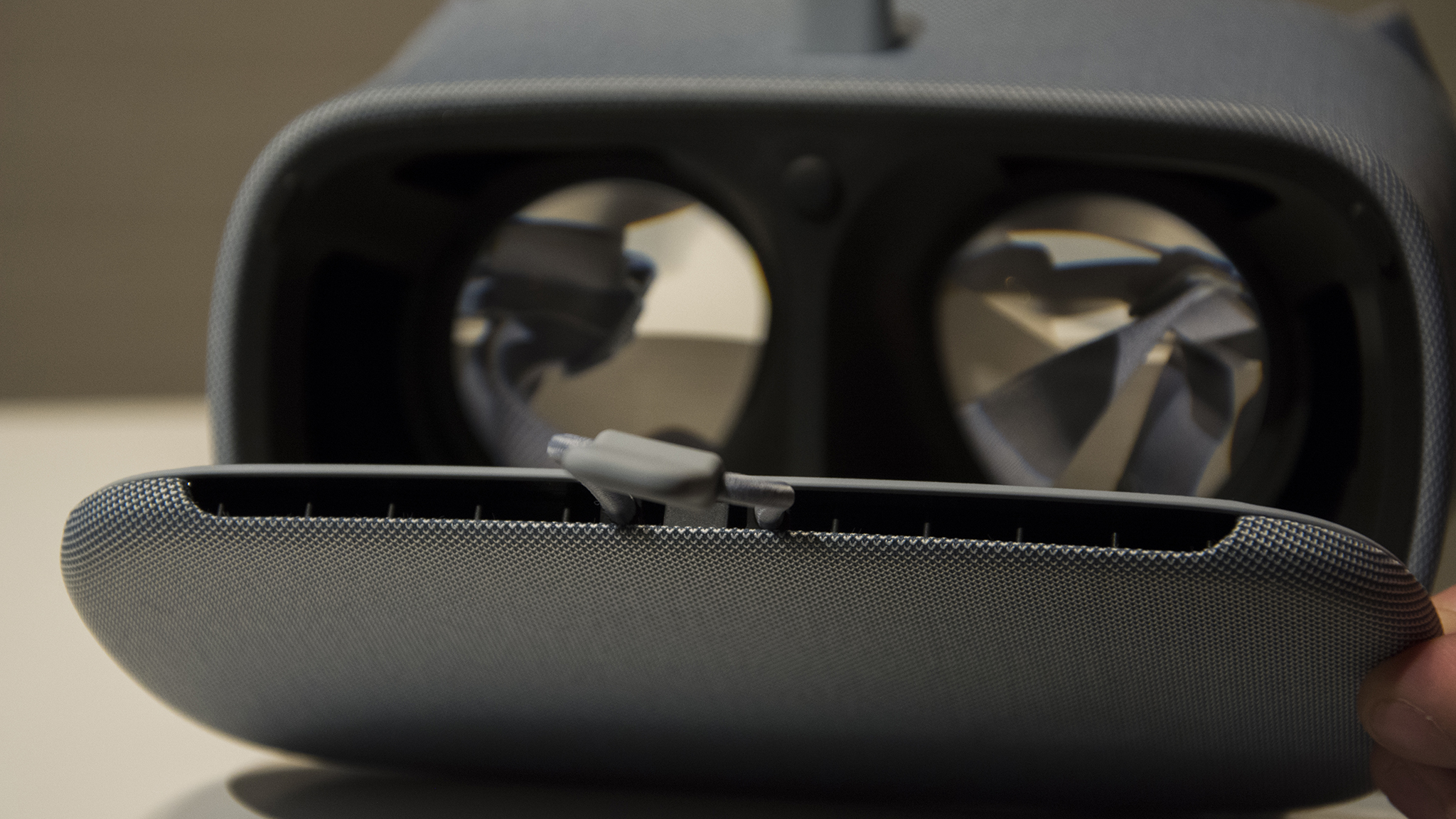 google_daydream_view_2017_front_cooling_flap