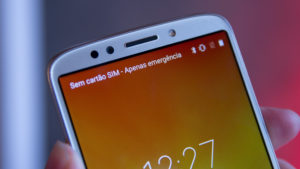 Moto E5 front top half