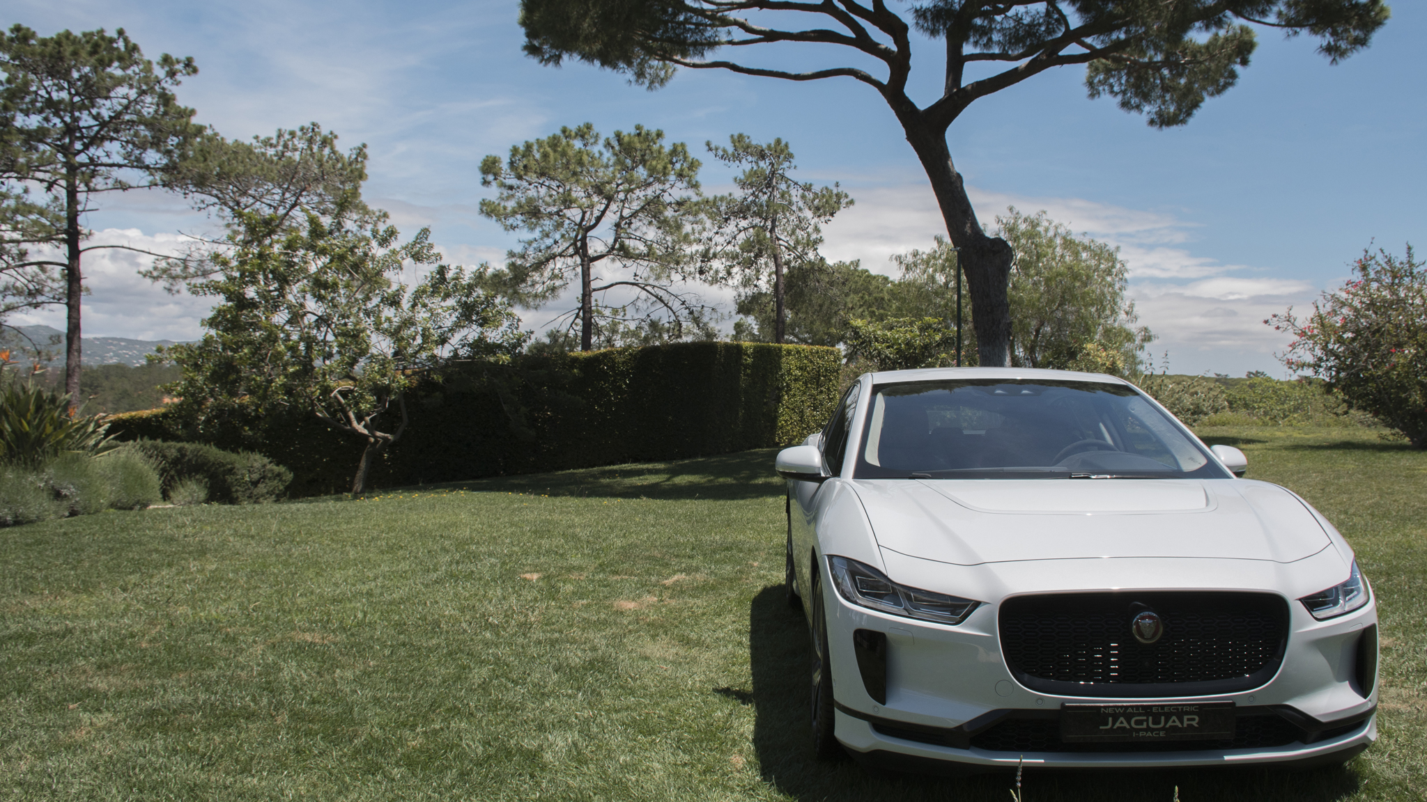 jaguar_i-pace_review_hse_lawn_front