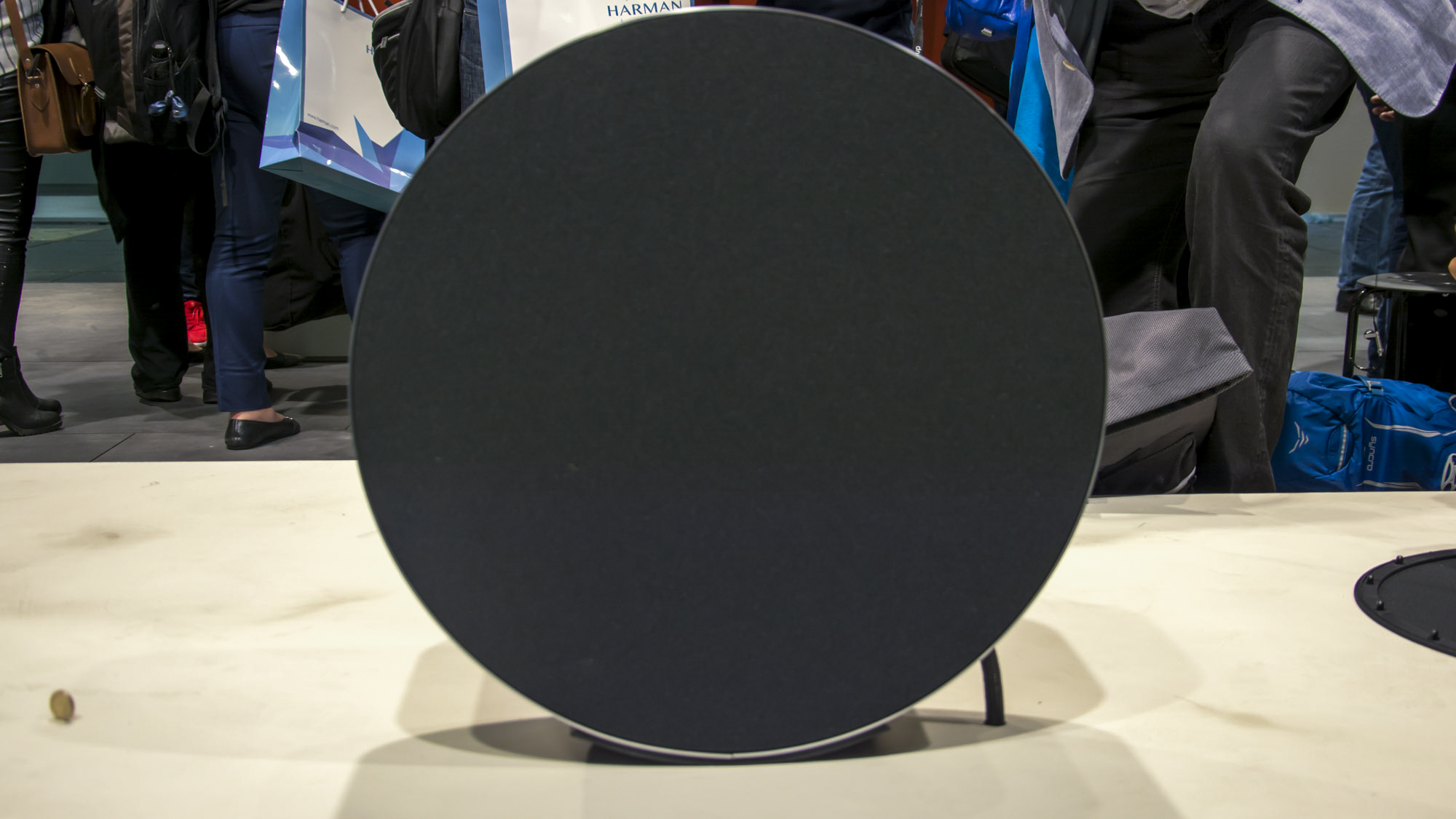 versieren Cumulatief Rijke man B&O reveal a £3000 “rolling” speaker; the Beosound Edge