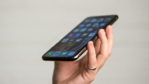 iphone_xs_max_home_screen_angle