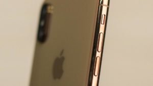 iphone_xs_max_volume_close_up