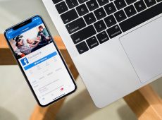 Facebook-app Öppna i iPhone bredvid en MacBook