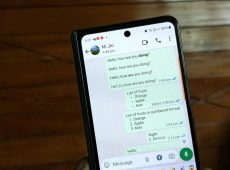 WhatsApp beszélgetés androidos telefonon.